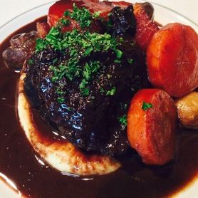 牛ホホ肉の赤ワイン煮込み