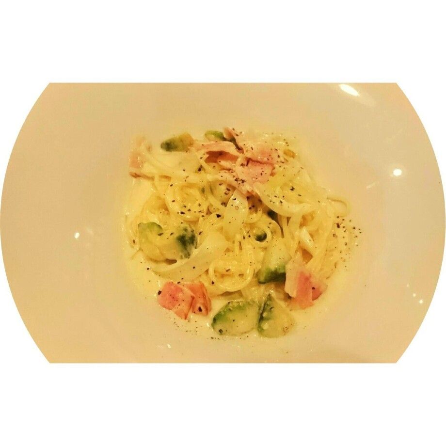 アボカドとベーコンのクリームパスタ（900）