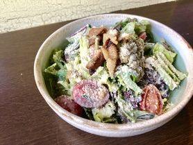 自家製にんにくみそを使ったシーザーサラダ