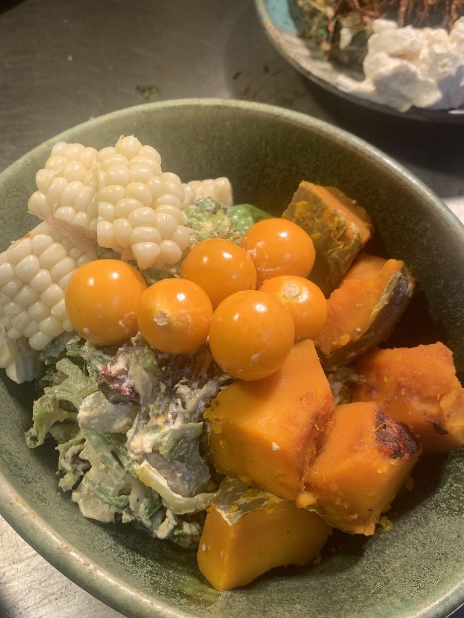 食用ほおずき、雪やコンコーン、くりりんかぼちゃのビーガンシーザーサラダ