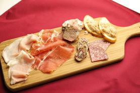 自家製シャルキュトリー入れた前菜盛り合わせ（2名様分）