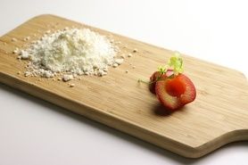 完全自然放牧乳のブランマンジェ いちごとふきのとうのジャム ホワイトチョコレートのパウダー