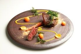 岩手県”短角和牛ロース”のロースト 赤ワインと有馬山椒のソース