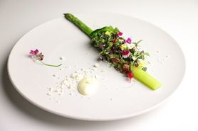 38℃でスモークした宮城サーモン アスパラガスとベビーリーフのサラダと共に