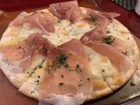 生ハムとカマンベールチーズのピザ