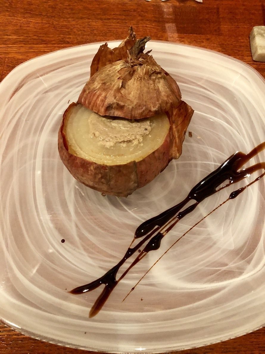レバーパテを詰めた玉ねぎの岩塩ロースト