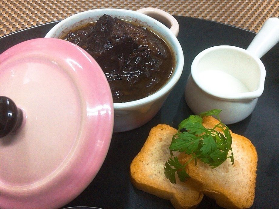 牛ほほ肉の赤ワイン煮込み