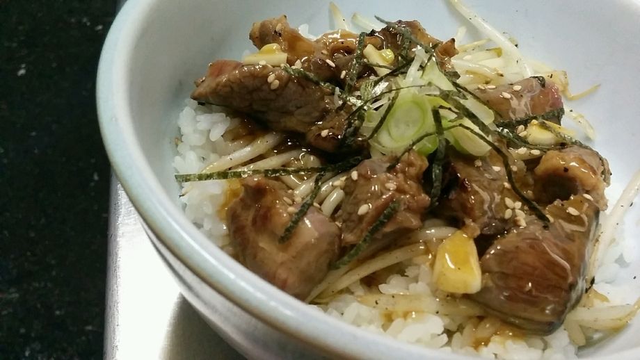 ランチ　ステーキ丼　塩麹で柔らかく・・・旨みもUP!