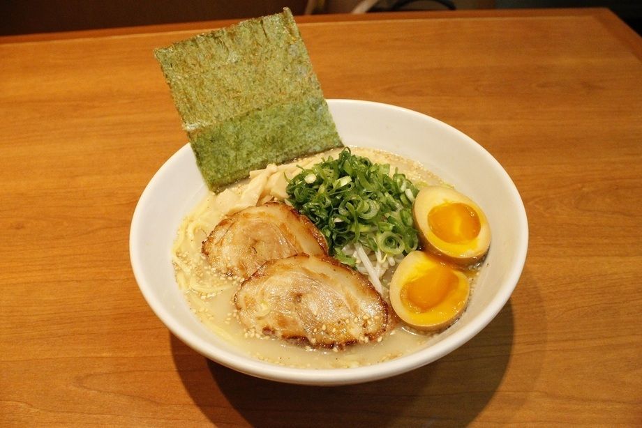 あっさり塩とんこつらーめん（たい風） 半熟煮玉子入り（780円）