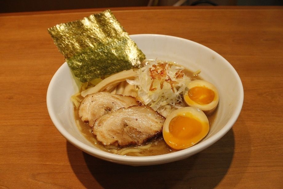 らーめん（魚介とんこつWスープ） 半熟煮玉子入り（830円）