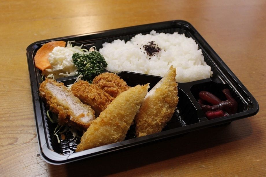 とんかつ白身フライ弁当（550円）