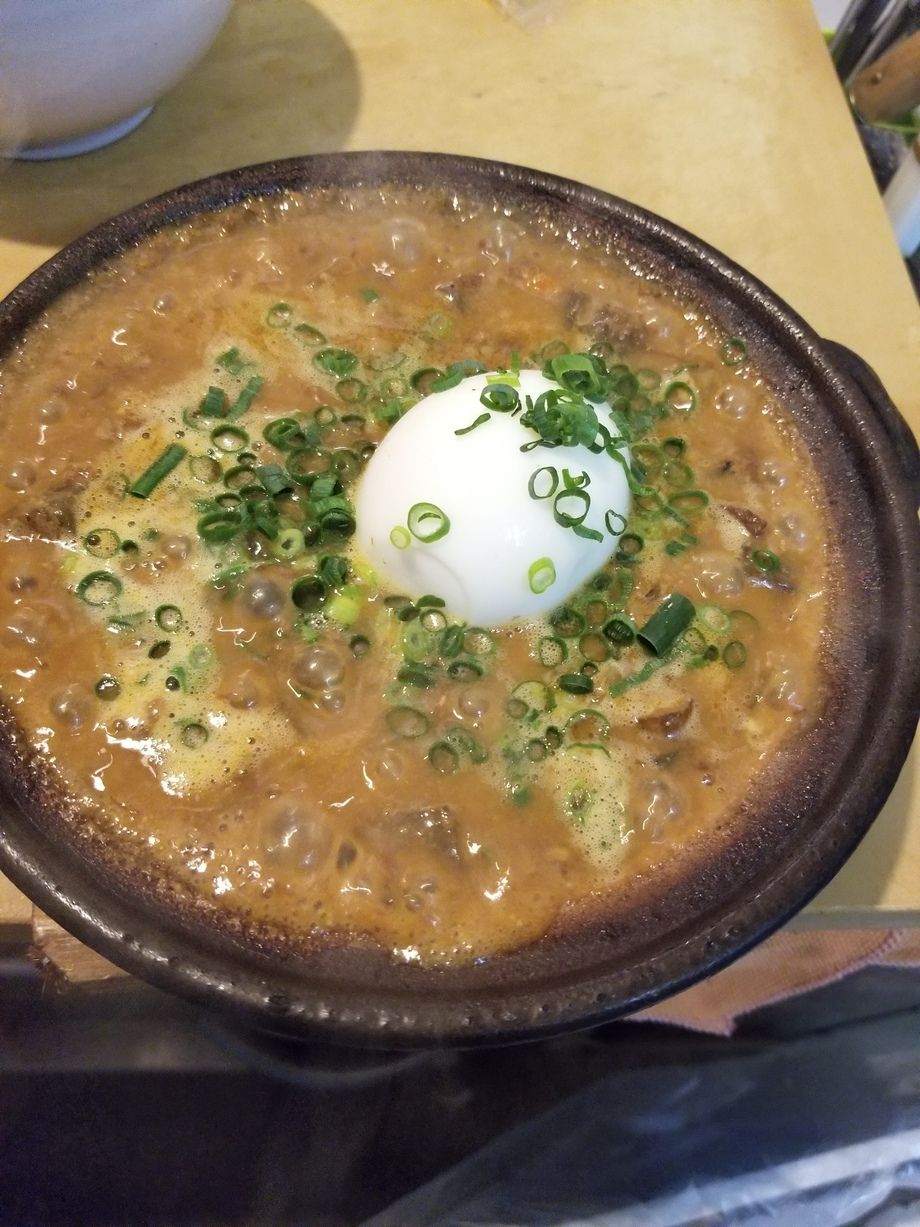 東力士吟醸粕を使った前沢牛スジ煮込み温玉添え（950円）