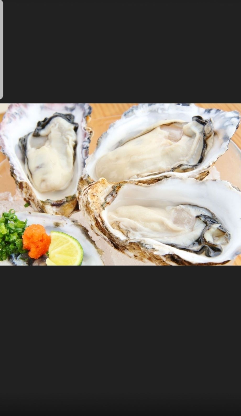 ぜひ生で味わってほしい、深い甘みの『厚岸産まるえもんカキ』（各620円）