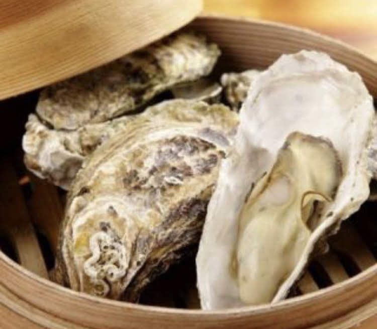 蒸し牡蠣　２個（５００円）