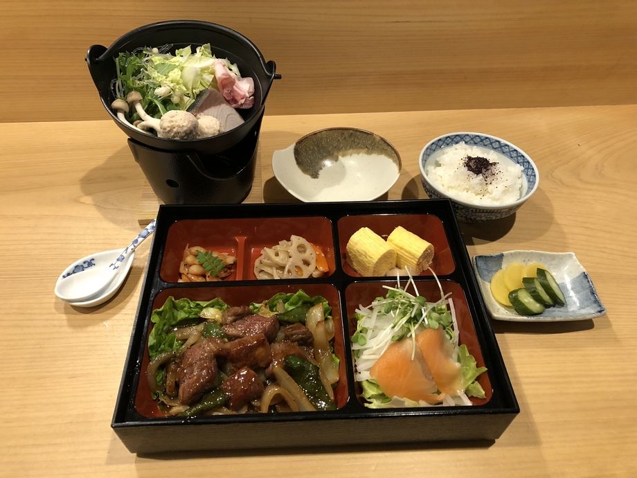 サイコロステーキ弁当定食小鍋付き（2500円）