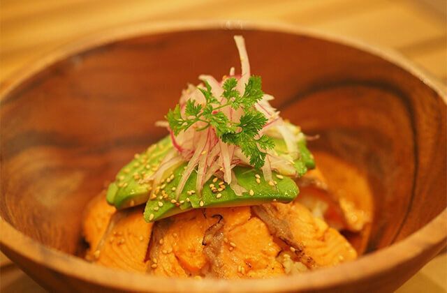 炙りサーモンアボカドボウル