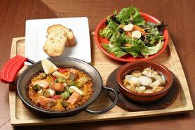 サーモンとアヴォカドのパエリャ&ツブ貝と里芋のアヒージョ