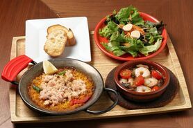 ズワイ蟹とレンコンのパエリャ&海老とキノコのアヒージョ