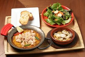 ズワイ蟹とレンコンのパエリャ&ツブ貝と里芋のアヒージョ