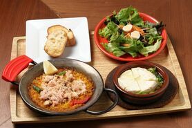 ズワイ蟹とレンコンのパエリャ&カマンベールとブロッコリーのアヒージョ