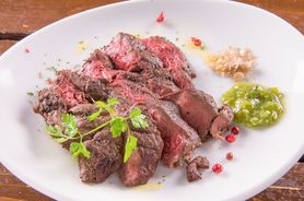 兵庫県丹波産天然鹿もも肉の炭火焼き