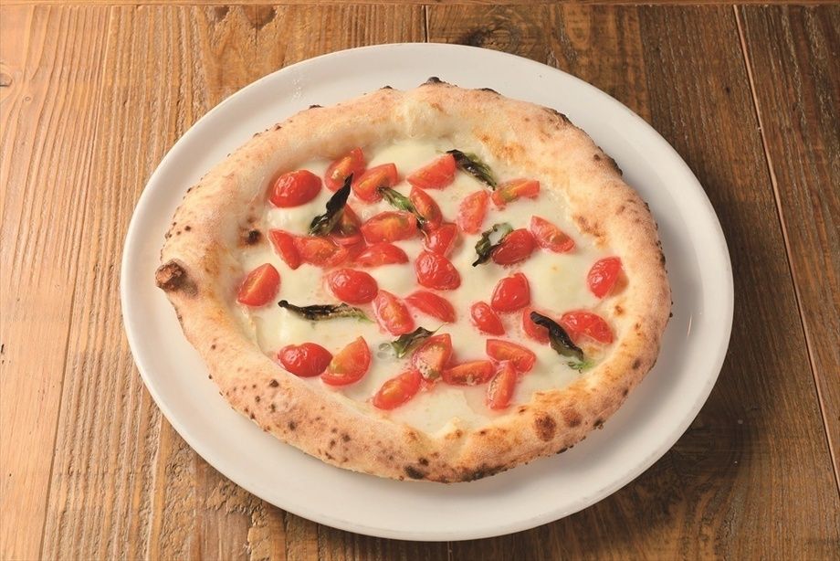 マルゲリータ・ビアンカ （モッツァレラ・チェリートマト・バジリコ）