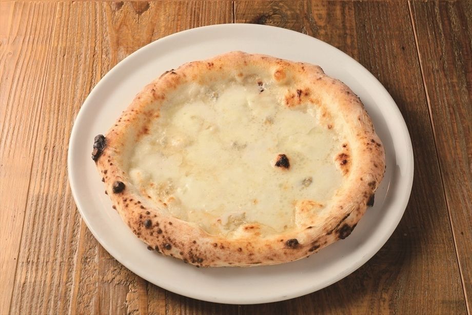 クアトロ・フォルマッジ(４種類のチーズ)  (モッツァレラ・グラナバダーノ・ゴルゴンゾーラ・タレッジォ)