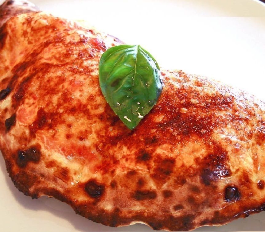 カルツォーネ  (モッツァレラ・リコッタチーズ・サラミ・黒コショウ)