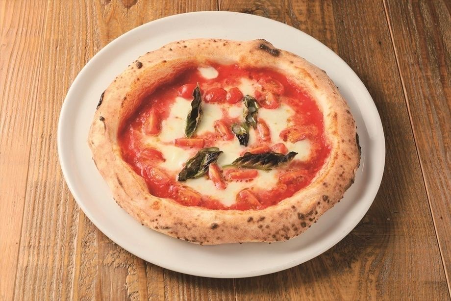 D.O.C（ドック）(トマトソース・水牛のモッツァレラ・バジリコ・チェリートマト）