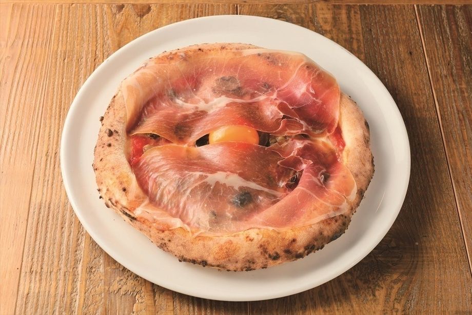 美しきイタリア（トマトソース・モッツァレラ・きのこ・黒オリーブ・半熟卵・生ハム）