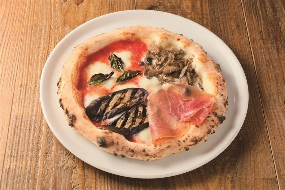 クァトロ・グスティ（4種の味）（マルゲリータ・きのこ・ナス・モルタデッラ）