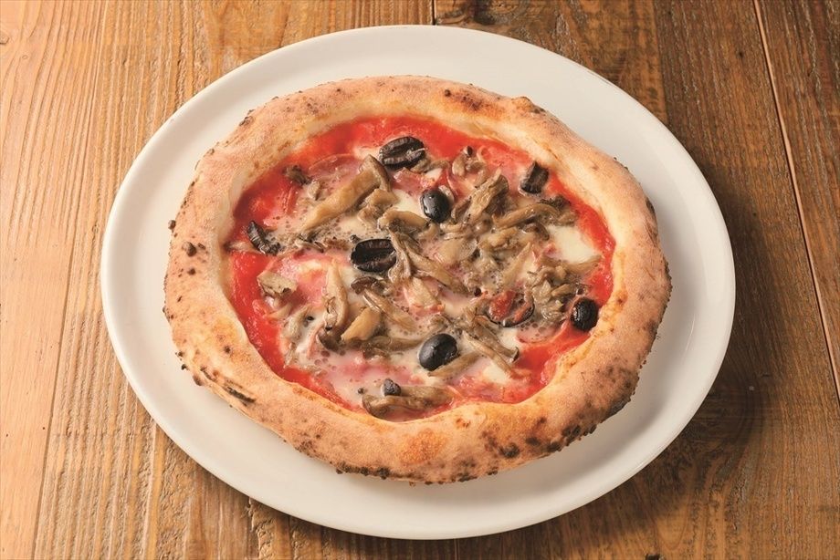 カプリチョーザ （トマトソース・モッツァレラ・ハム・きのこ・黒オリーブ）