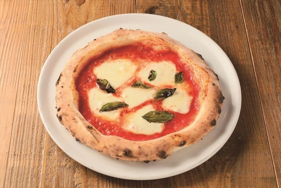 プローヴォラ・アフミカータ （トマトソース ・燻製モッツァレラ ・バジル）