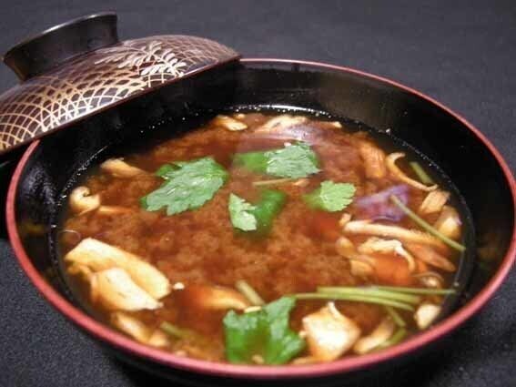 <赤出汁>（・）