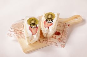 キウイ＆いちご（どっさりキウイといちご＆生クリームのサンドウィッチ）