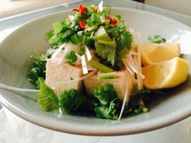 焼き豆腐とパクチーのサラダ