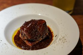 牛ホホ肉の赤ワイン煮込み