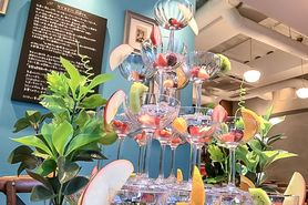 フルーツの入ったシャンパンタワー