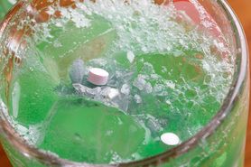 駄菓子だけで作るしゅわぱち酎ハイ！