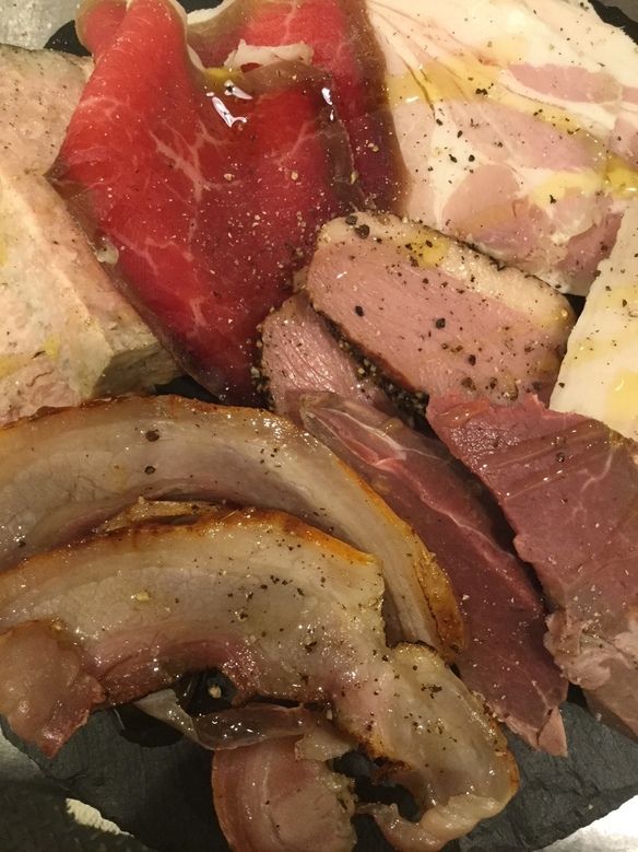 肉の総菜盛り合わせ