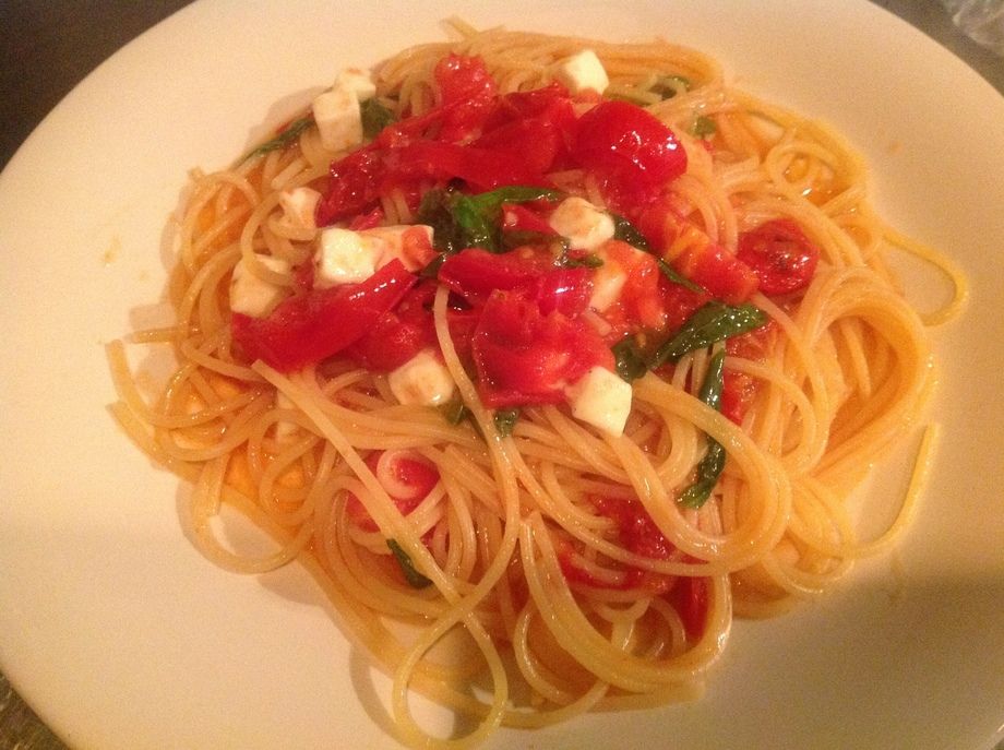 フレッシュトマトとモツァレラチーズ（ディナータイム　　　９００円）