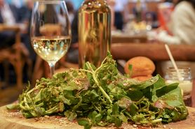 ルッコラ・クレソン・ヘーゼルナッツの豪快サラダ