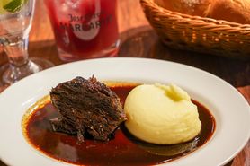 牛ホホ肉の赤ワイン煮込み