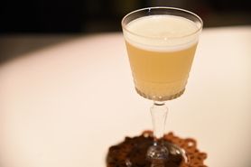 カモミールとリンゴの燻製カクテル