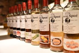 約100種類の自家製リキュールを使ったカクテル