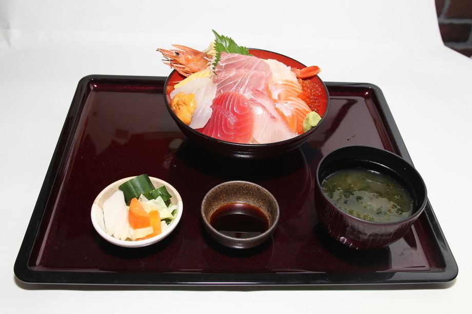 名物！伊豆の海鮮丼（１７８０円）
