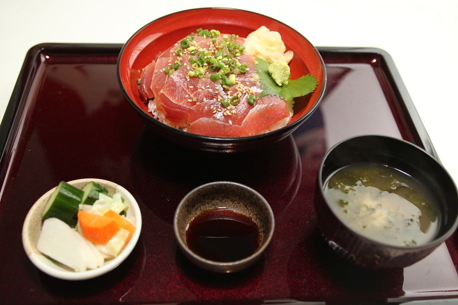 まぐろ漬け丼（９８０円）