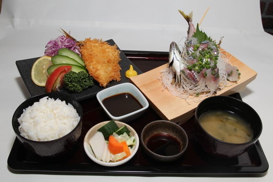 活鯵くらべ定食（お造り&活鯵フライ）（１５８０円）