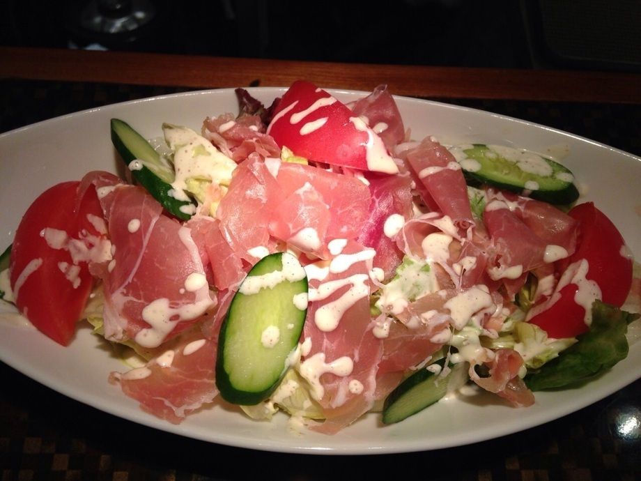 生ハムと彩り野菜のサラダ！