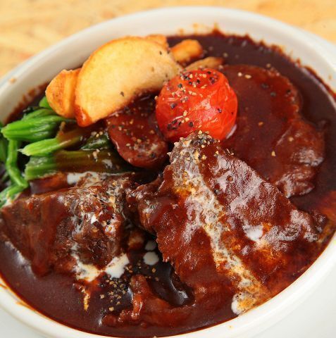 牛スジ赤ワイン煮込み　～バゲット２枚添え～